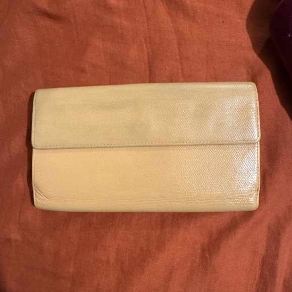 Chanel Cream Leather Wallet - Picture 2 of 9
